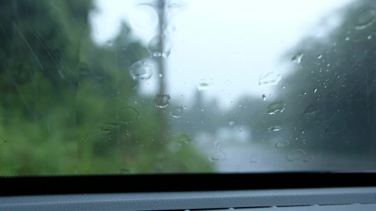 下雨的时候，把挡风玻璃刮水器放在车内视频素材