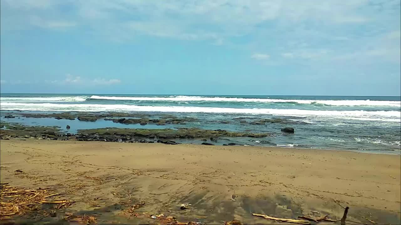 延伸的海滩风景作为视频内容背景。巴厘岛尼加拉海滩的美丽镜头。海景高清视频素材