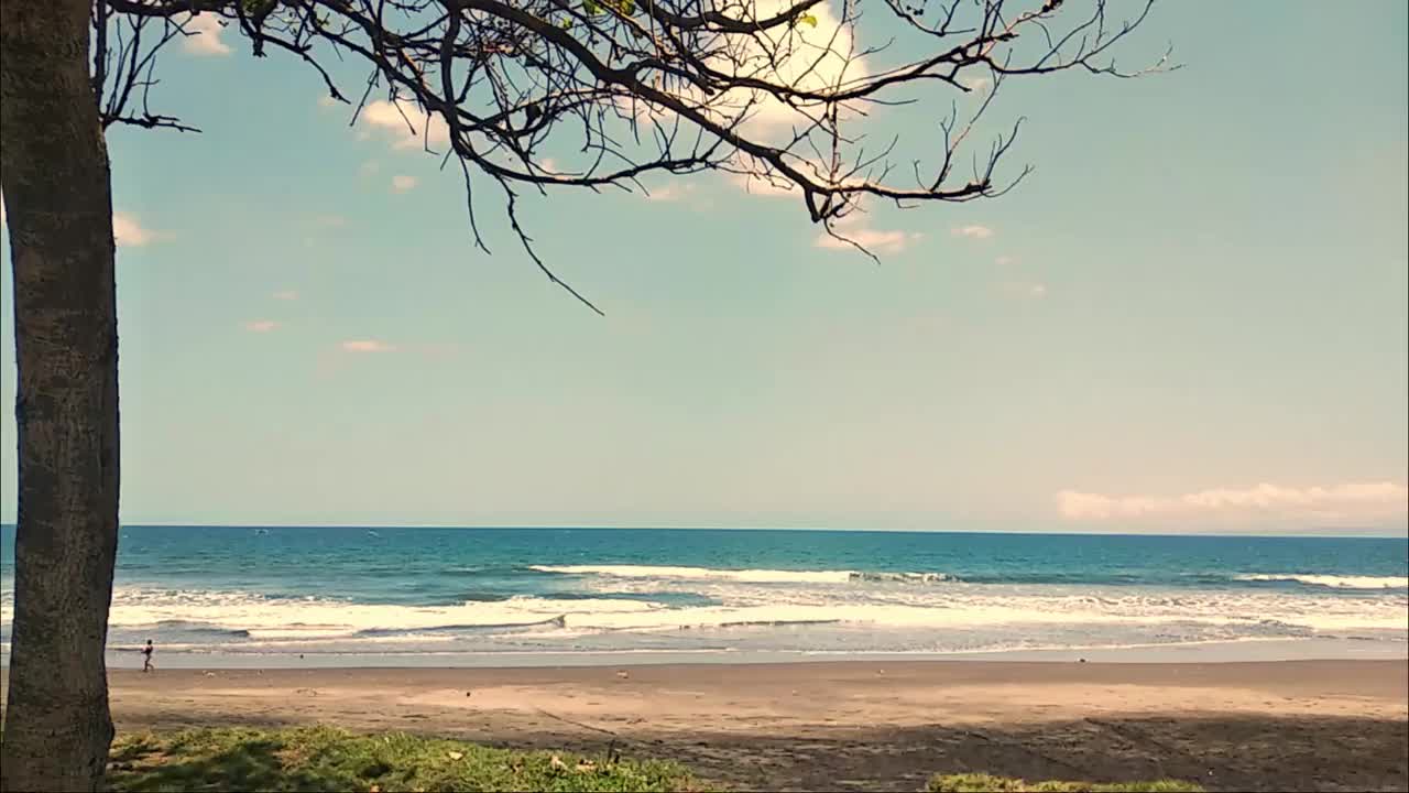 延伸的海滩风景作为视频内容背景。巴厘岛尼加拉海滩的美丽镜头。海景高清视频素材