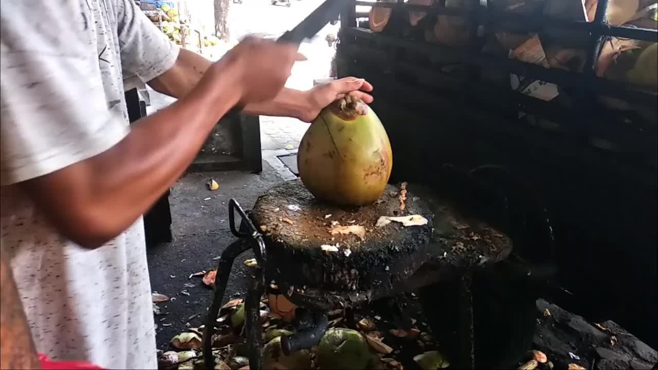 慢动作，有人用大砍刀切开椰子视频素材