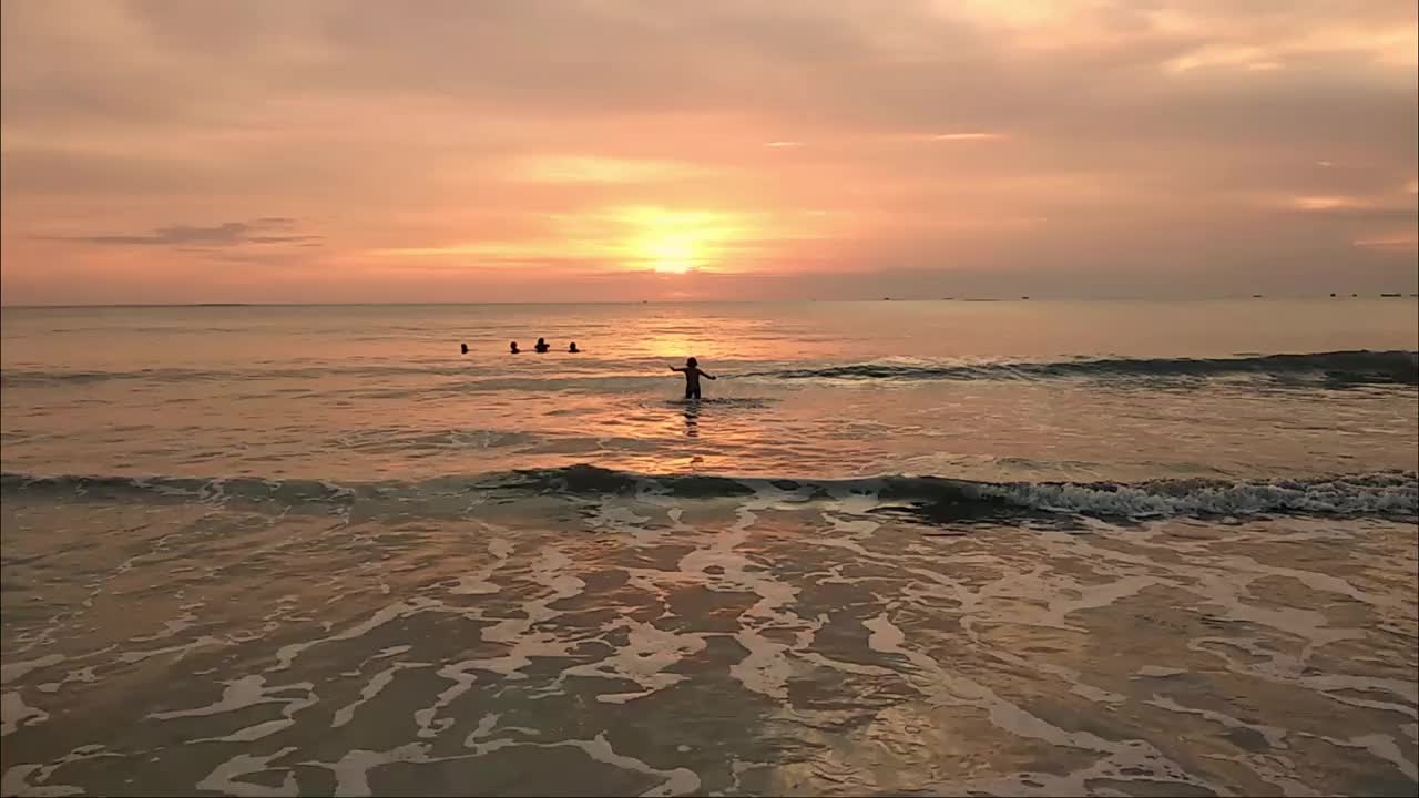 延伸的海滩风景作为视频内容背景。美丽的海滩。海景高清视频素材