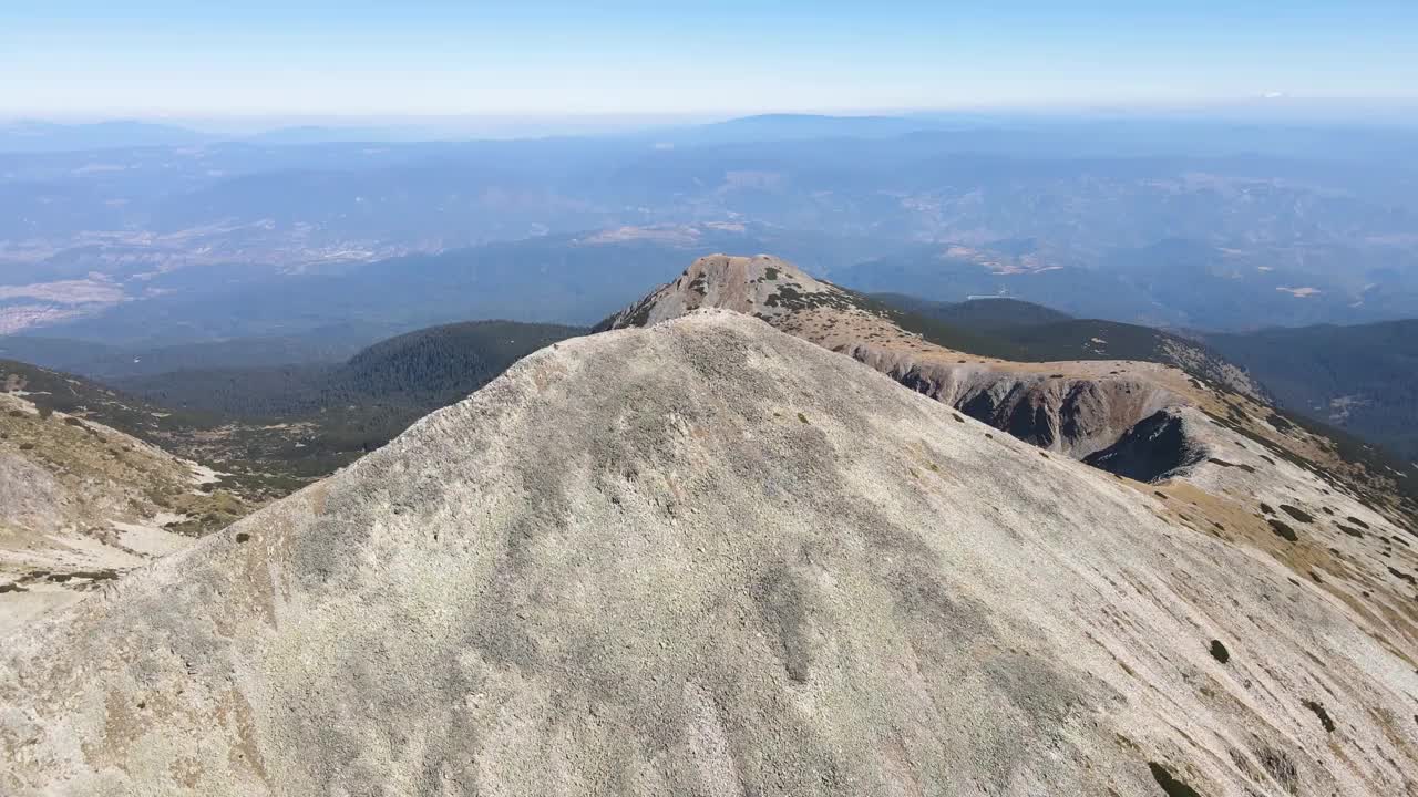 保加利亚皮林山波勒詹峰鸟瞰图视频素材