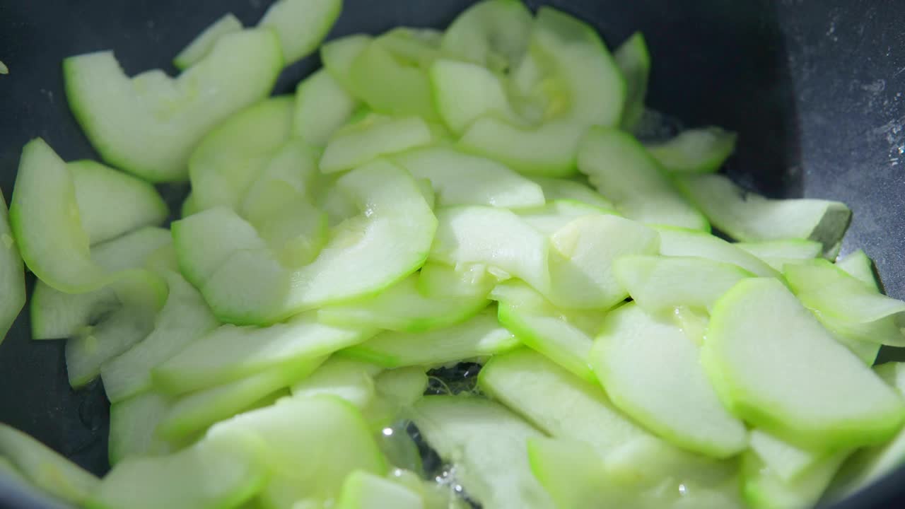 西葫芦蔬菜在煎锅里炸特写镜头。饮食，低热量的健身食品。视频素材