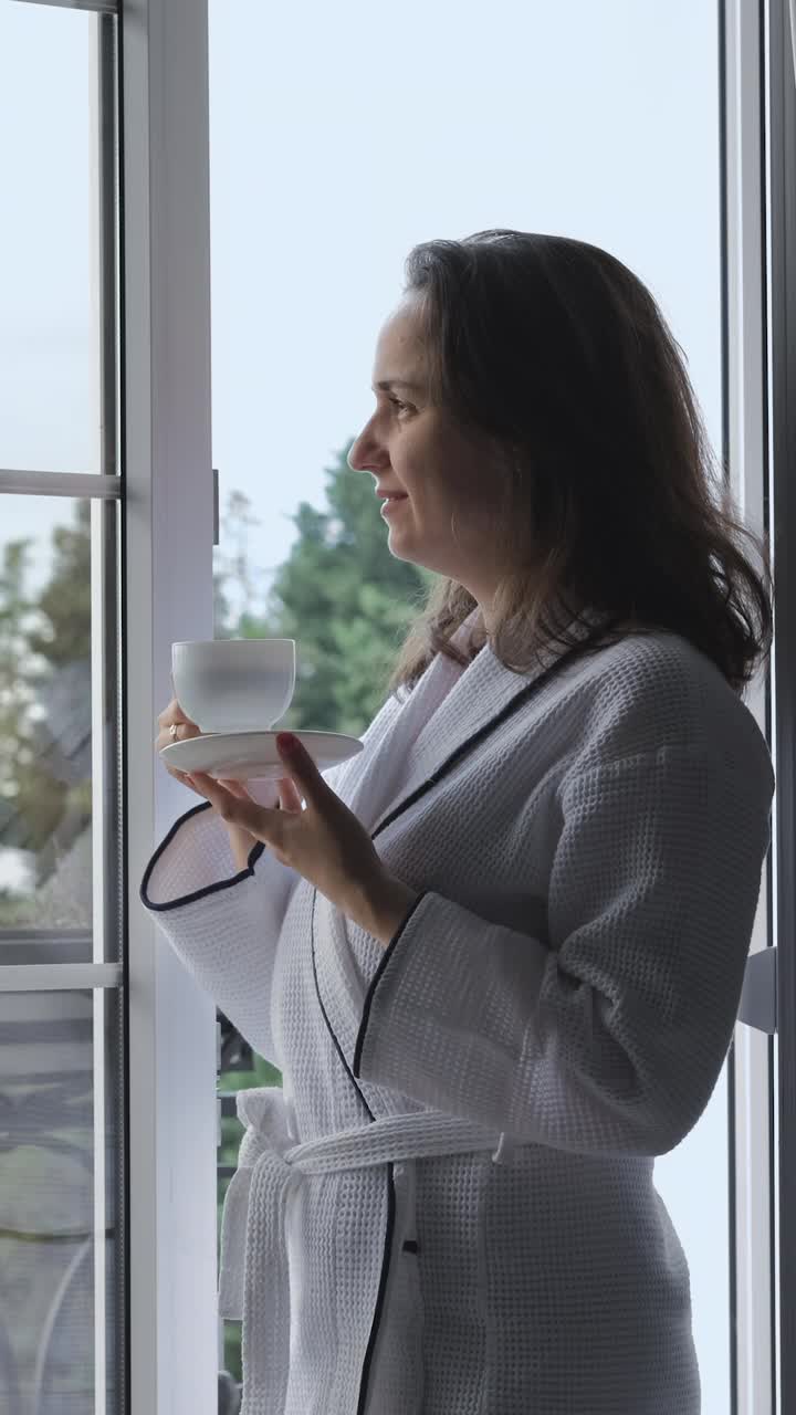 穿着浴袍的女人在酒店喝咖啡视频素材