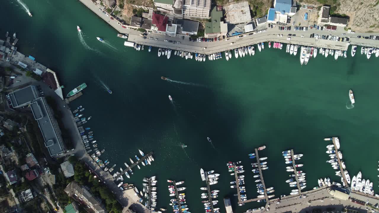 鸟瞰巴拉克拉瓦风景与船和海在滨海湾。克里米亚塞瓦斯托波尔旅游景点。无人机俯视图拍摄的港口豪华游艇，船只和帆船视频素材