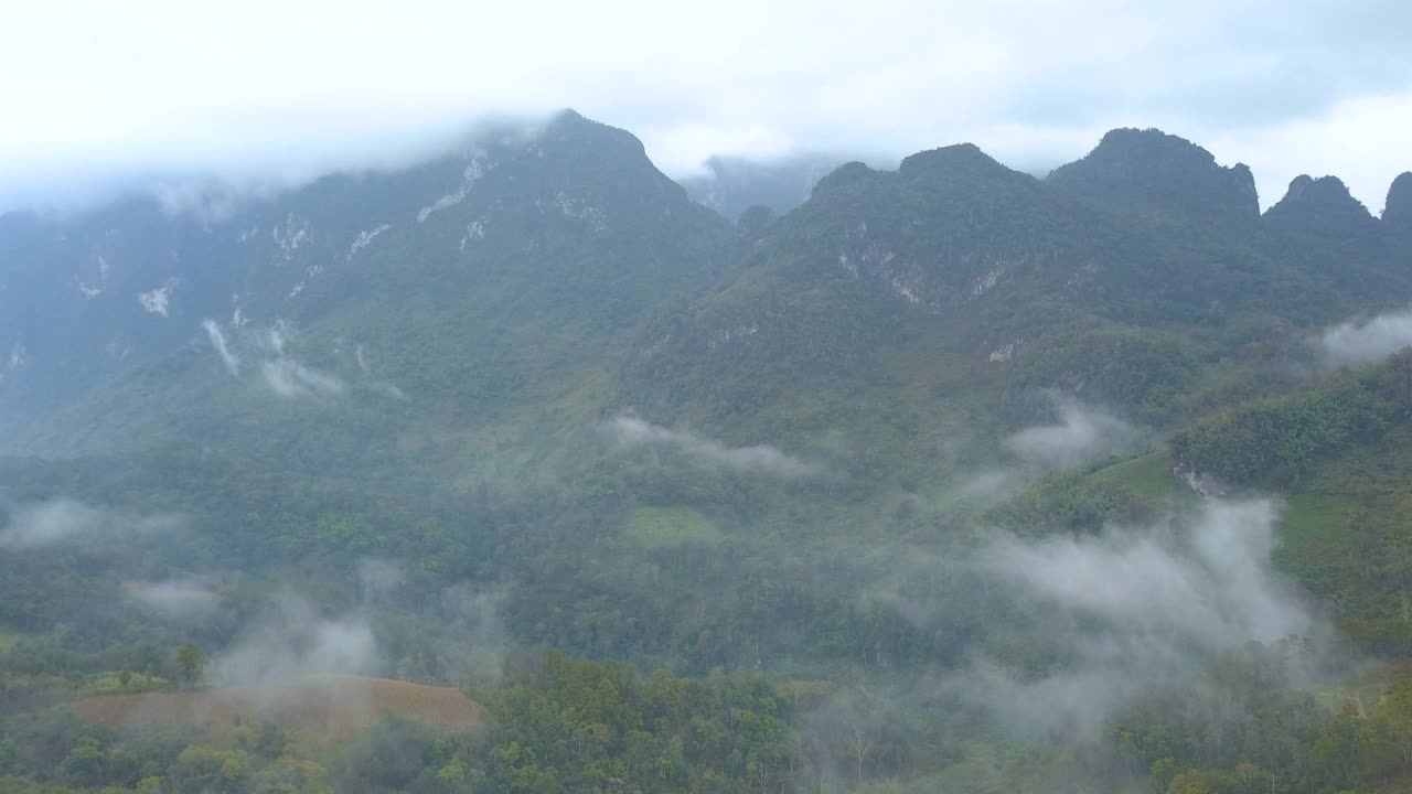 鸟瞰图。飞越高山森林与美丽的云雾，在Doi luang Chiang dao，泰国清迈。视频素材