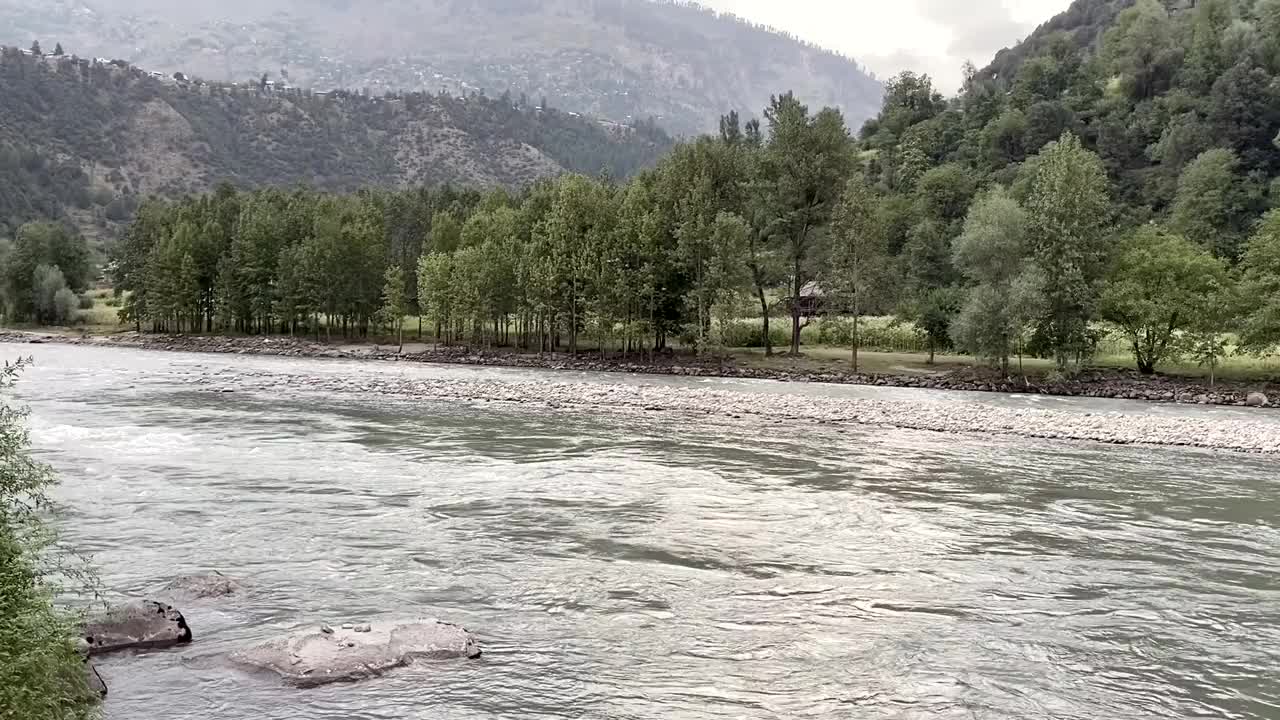 山间河流淙淙的宁静景色视频素材