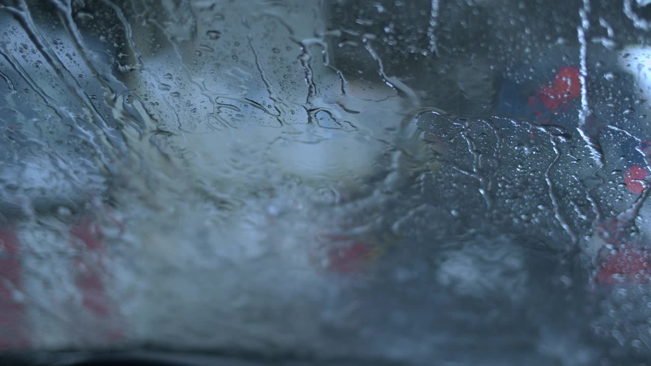 汽车雨刮器在除雨，慢动作视频素材