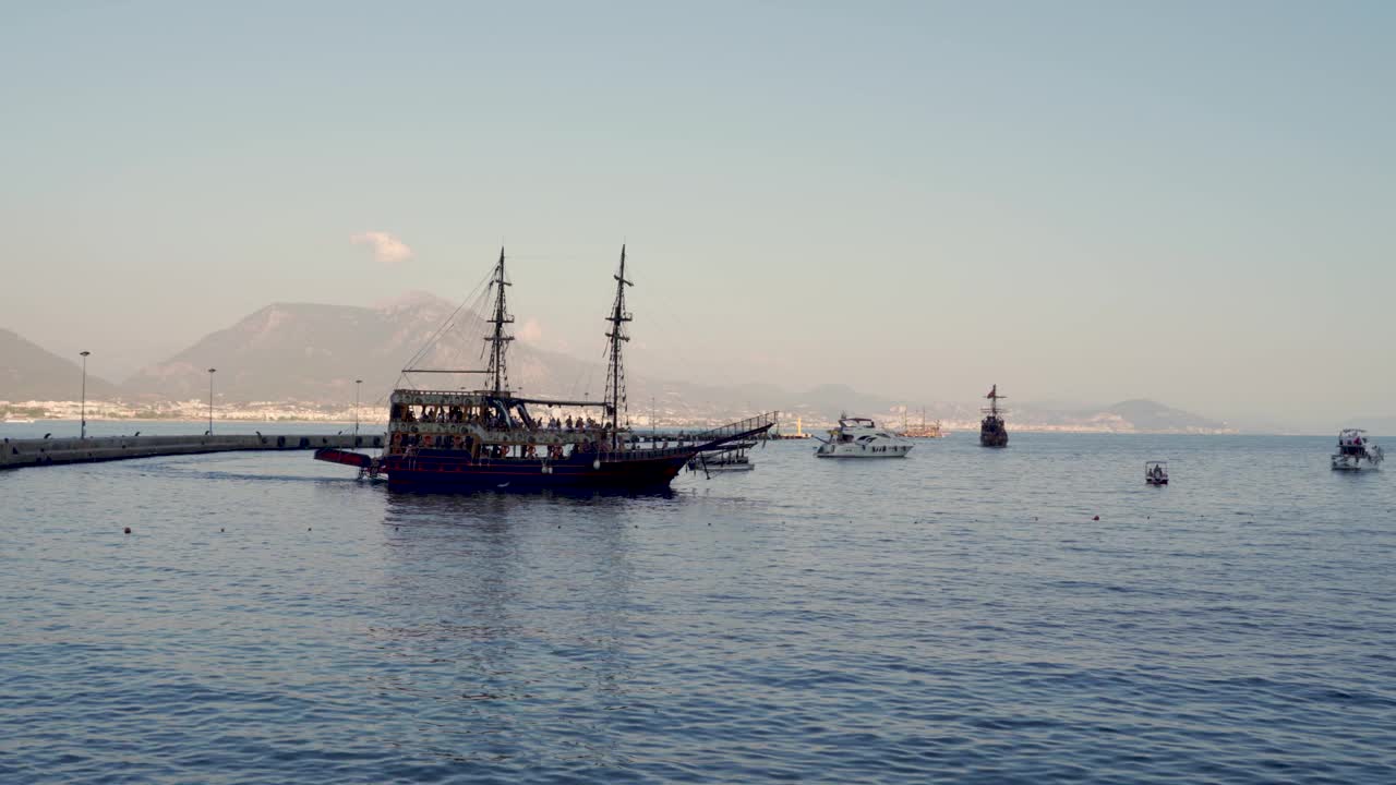 土耳其，阿兰亚:海盗船航行在港口的港口，中世纪设置视频素材