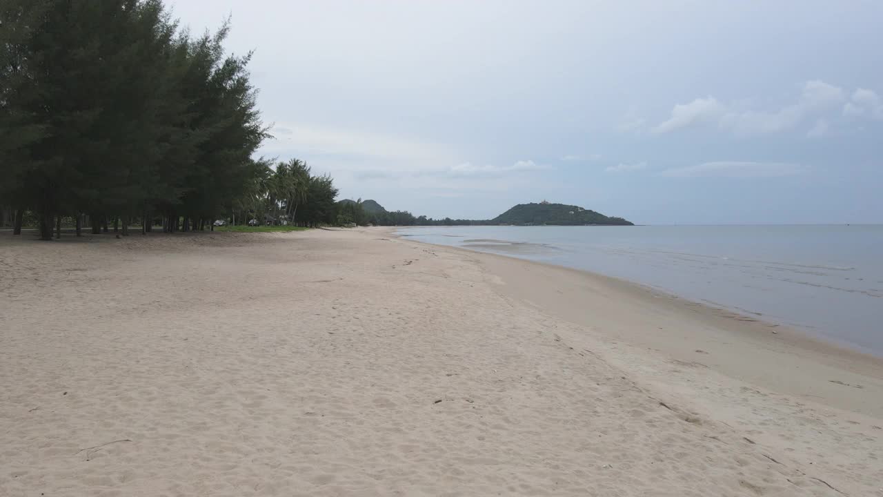 鸟瞰图的海洋和海滩，从海回去视频素材