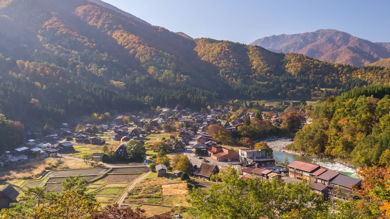 白川古村岐府日本时间流逝4K，历史日本传统Gassho房子在白川村秋叶时间流逝视频素材