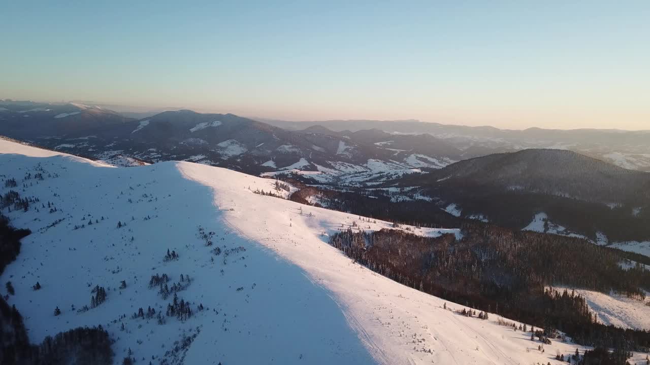 从童话般的高山景观上看，白雪覆盖着阿尔卑斯的尖峰。乌克兰喀尔巴阡山脉的寒冬。厚厚的白云。开放空间。空中4 k视频素材