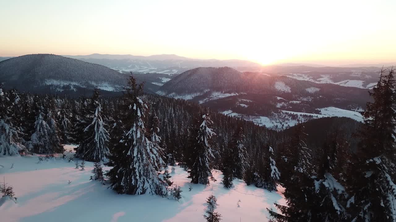 从童话般的高山景观上看，白雪覆盖着阿尔卑斯的尖峰。乌克兰喀尔巴阡山脉的寒冬。厚厚的白云。开放空间。空中4 k视频素材