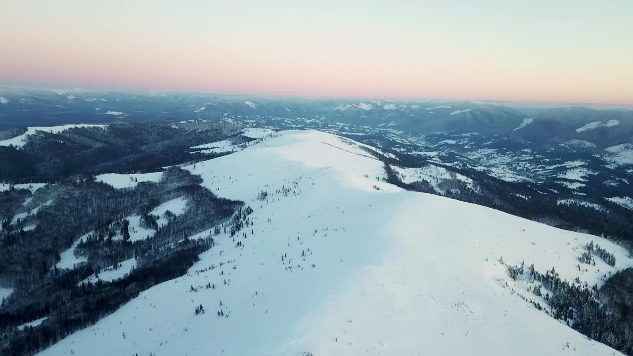 从童话般的高山景观上看，白雪覆盖着阿尔卑斯的尖峰。乌克兰喀尔巴阡山脉的寒冬。厚厚的白云。开放空间。空中4 k视频素材