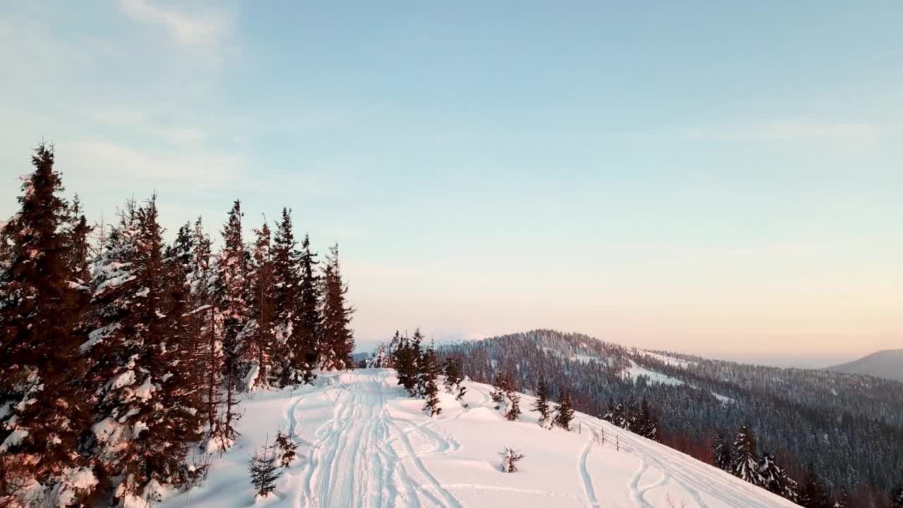 从童话般的高山景观上看，白雪覆盖着阿尔卑斯的尖峰。乌克兰喀尔巴阡山脉的寒冬。厚厚的白云。开放空间。空中4 k视频素材