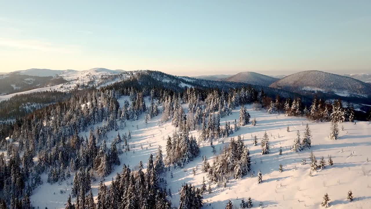 从童话般的高山景观上看，白雪覆盖着阿尔卑斯的尖峰。乌克兰喀尔巴阡山脉的寒冬。厚厚的白云。开放空间。空中4 k视频素材