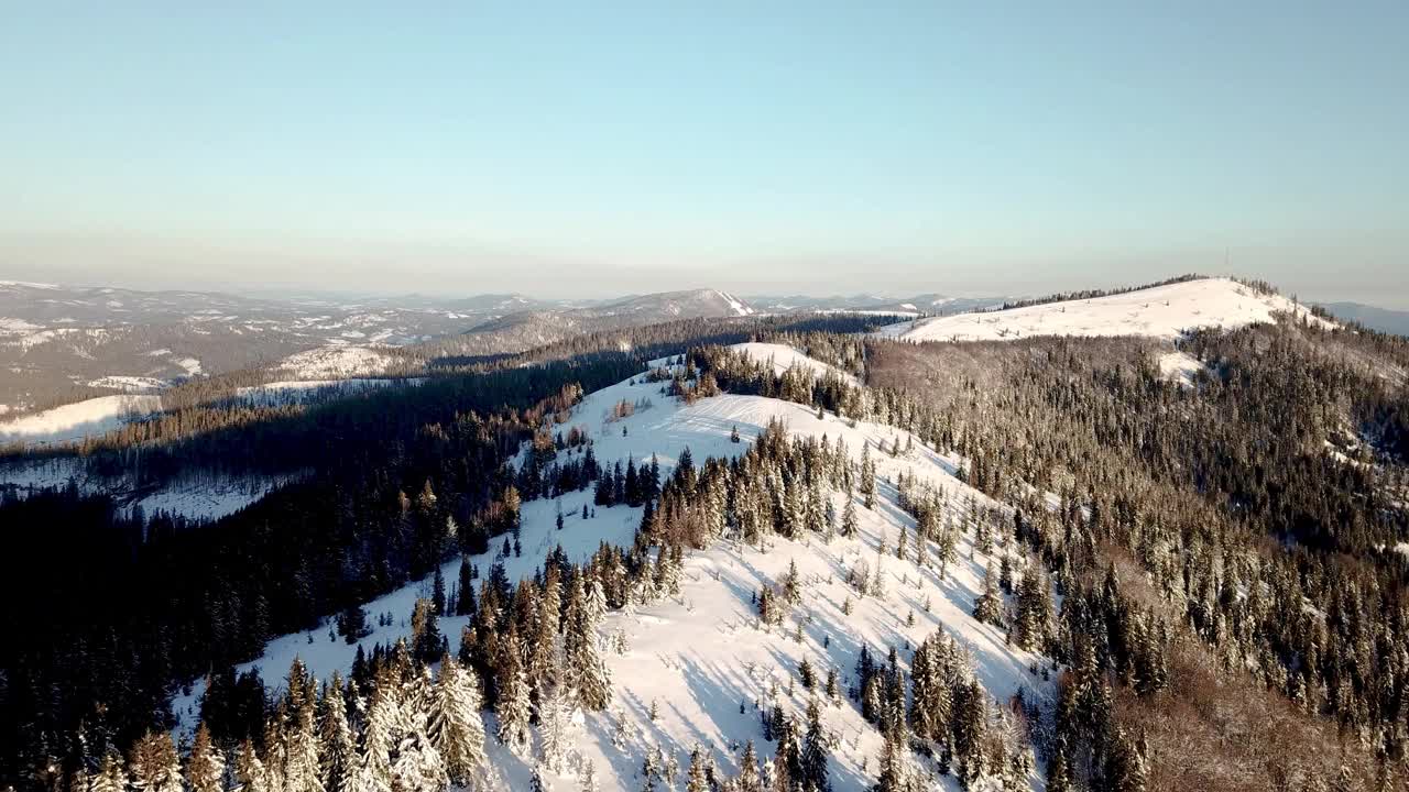 从童话般的高山景观上看，白雪覆盖着阿尔卑斯的尖峰。乌克兰喀尔巴阡山脉的寒冬。厚厚的白云。开放空间。空中4 k视频素材