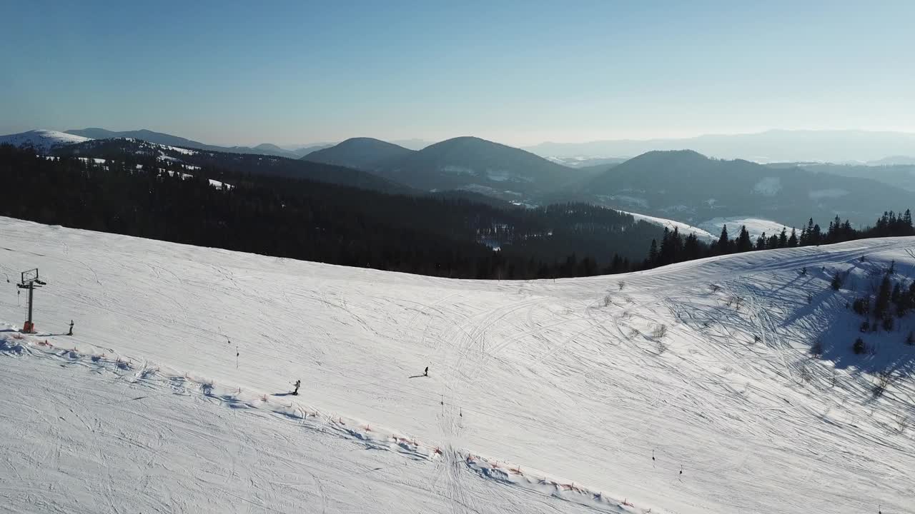 从童话般的高山景观上看，白雪覆盖着阿尔卑斯的尖峰。乌克兰喀尔巴阡山脉的寒冬。厚厚的白云。开放空间。空中4 k视频素材