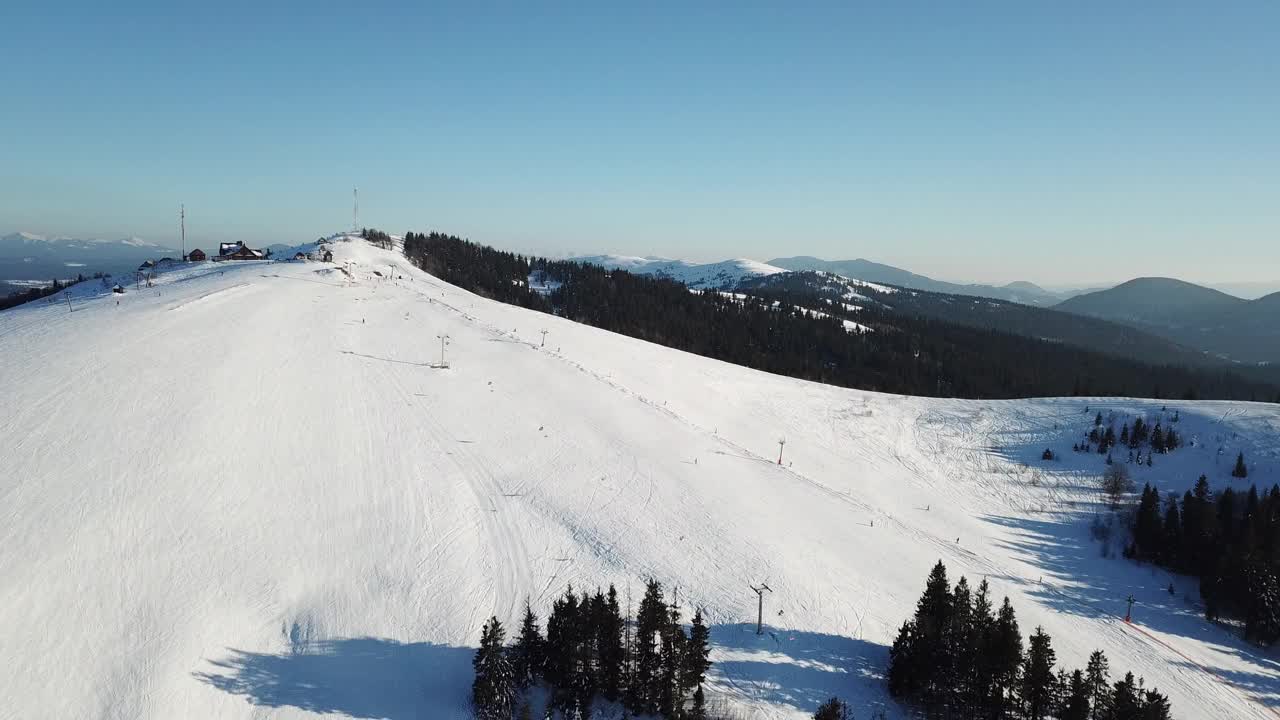 从童话般的高山景观上看，白雪覆盖着阿尔卑斯的尖峰。乌克兰喀尔巴阡山脉的寒冬。厚厚的白云。开放空间。空中4 k视频素材