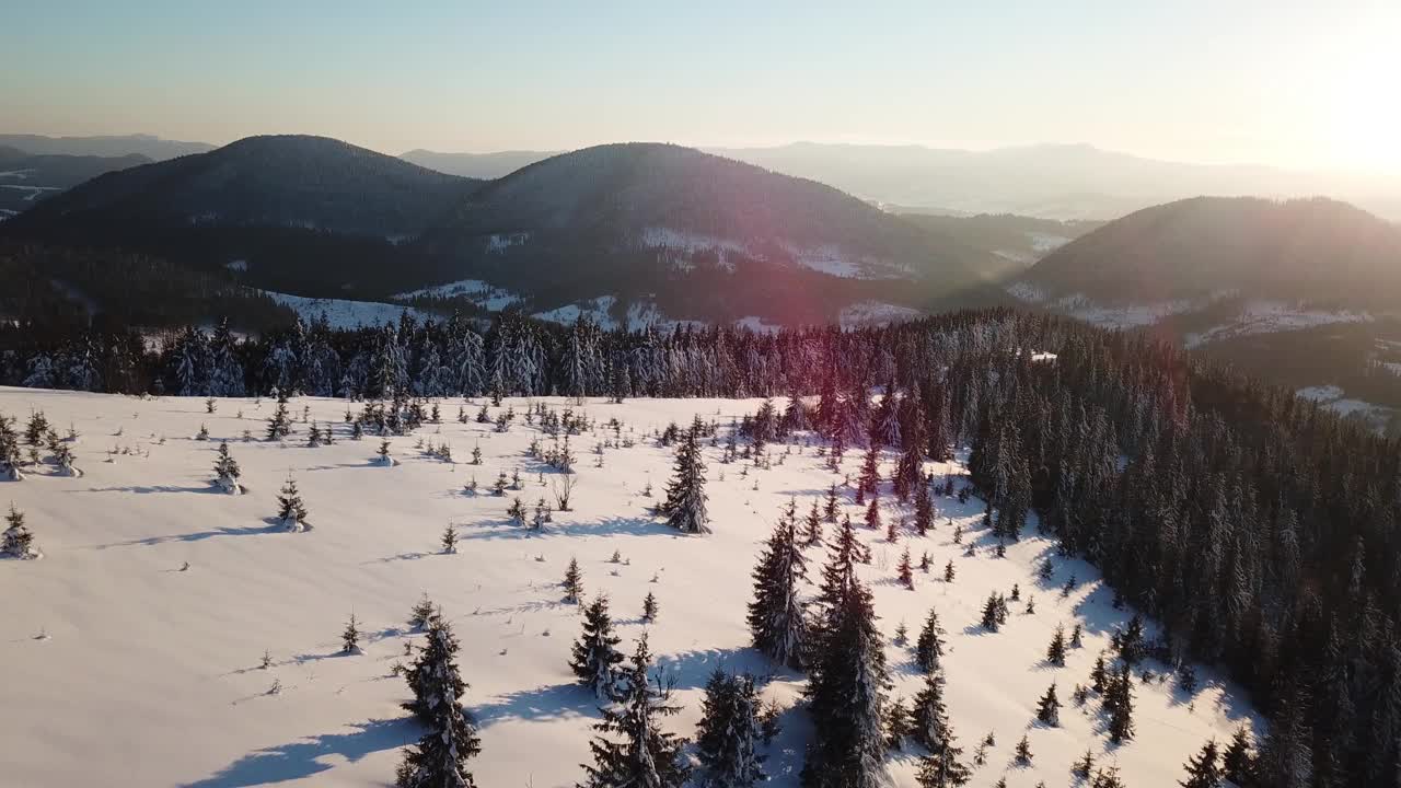 从童话般的高山景观上看，白雪覆盖着阿尔卑斯的尖峰。乌克兰喀尔巴阡山脉的寒冬。厚厚的白云。开放空间。空中4 k视频素材