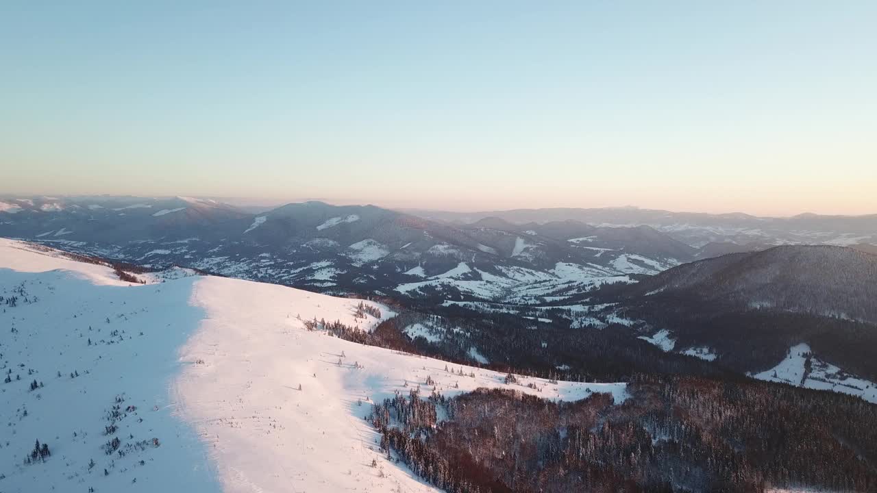 从童话般的高山景观上看，白雪覆盖着阿尔卑斯的尖峰。乌克兰喀尔巴阡山脉的寒冬。厚厚的白云。开放空间。空中4 k视频素材