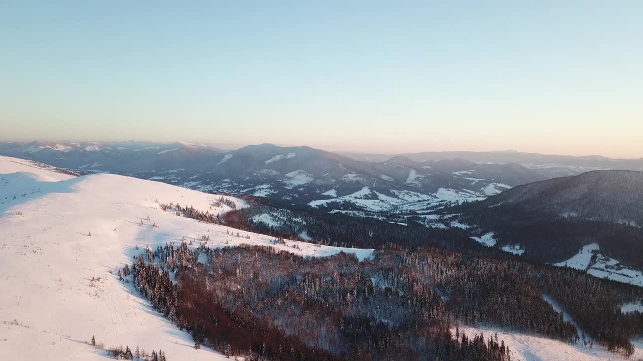 从童话般的高山景观上看，白雪覆盖着阿尔卑斯的尖峰。乌克兰喀尔巴阡山脉的寒冬。厚厚的白云。开放空间。空中4 k视频素材