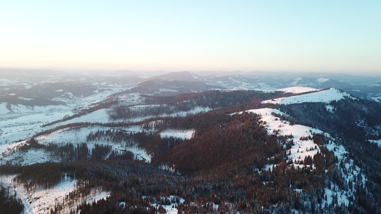 从童话般的高山景观上看，白雪覆盖着阿尔卑斯的尖峰。乌克兰喀尔巴阡山脉的寒冬。厚厚的白云。开放空间。空中4 k视频素材