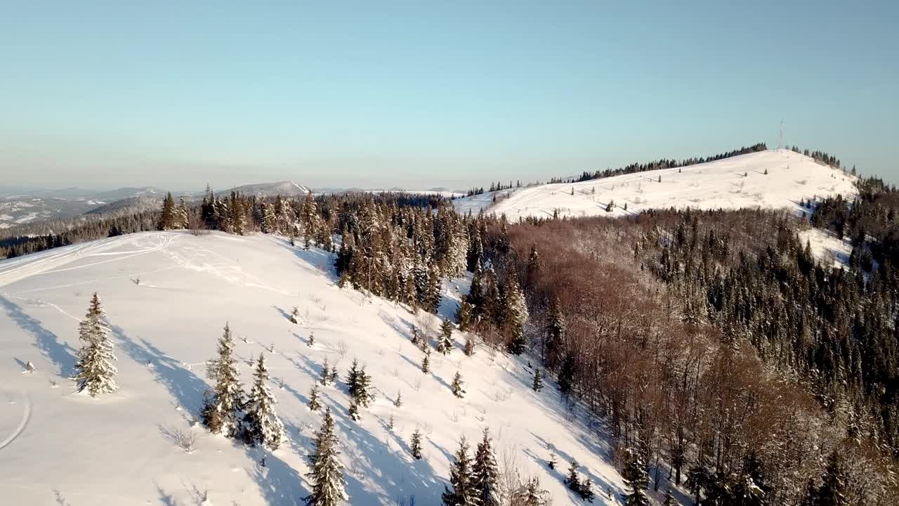 从童话般的高山景观上看，白雪覆盖着阿尔卑斯的尖峰。乌克兰喀尔巴阡山脉的寒冬。厚厚的白云。开放空间。空中4 k视频素材