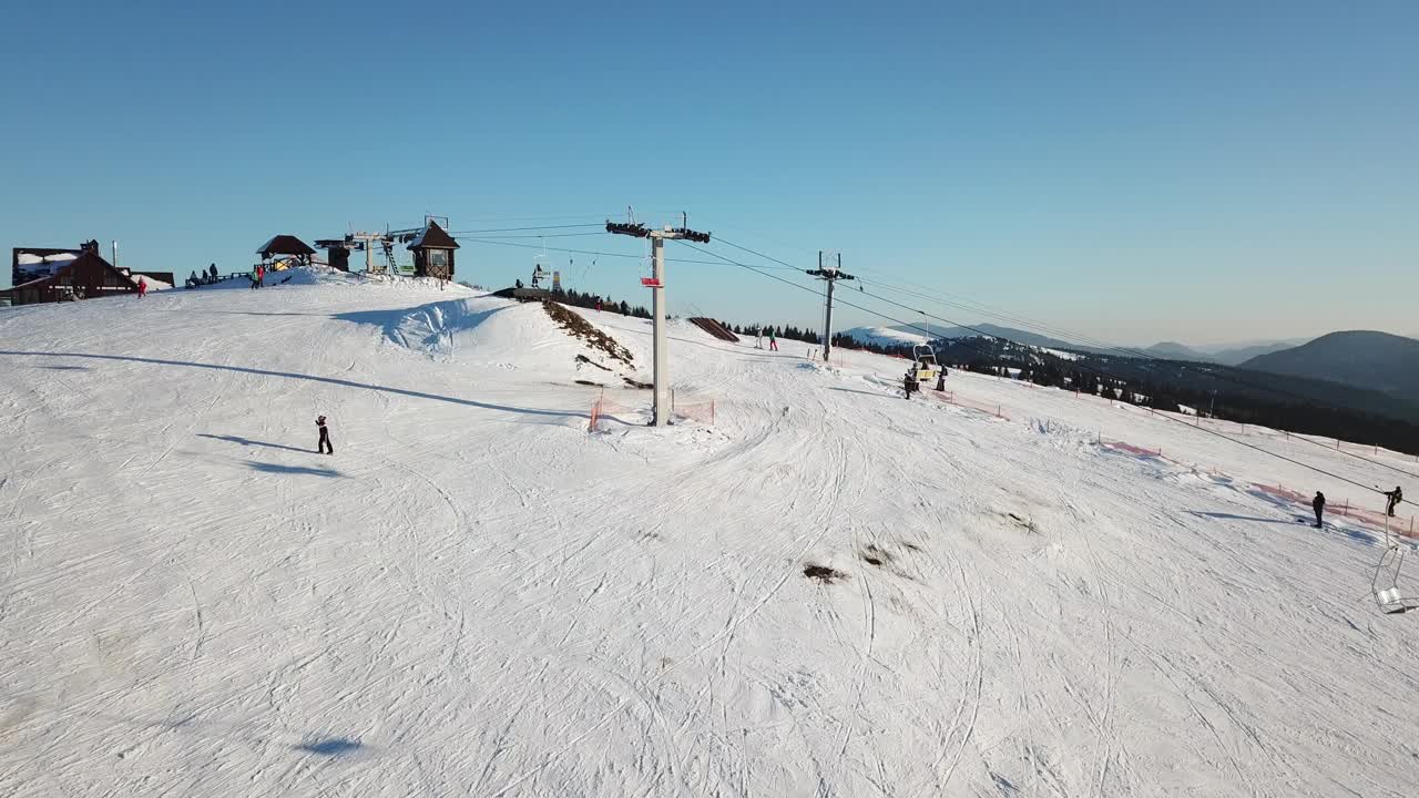 从童话般的高山景观上看，白雪覆盖着阿尔卑斯的尖峰。乌克兰喀尔巴阡山脉的寒冬。厚厚的白云。开放空间。空中4 k视频素材