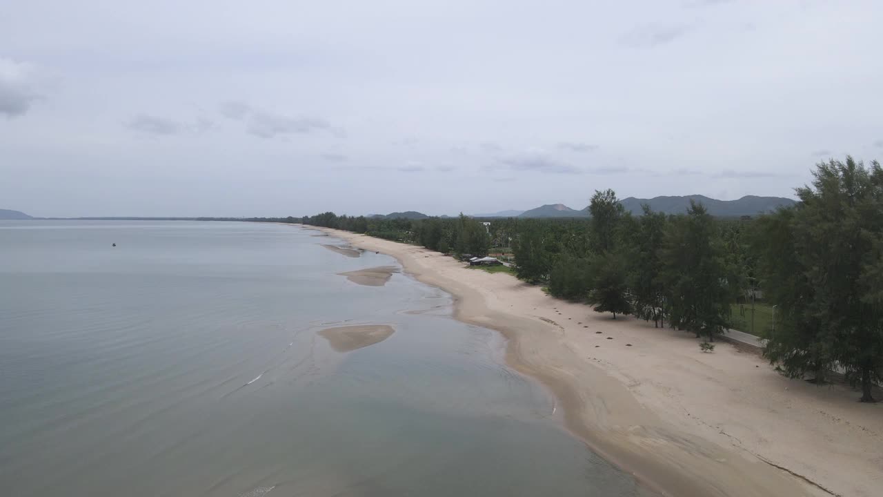 鸟瞰图的海洋和海滩，从海回去视频素材