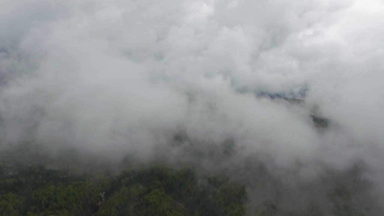 在湖和山的云层中飞翔视频素材