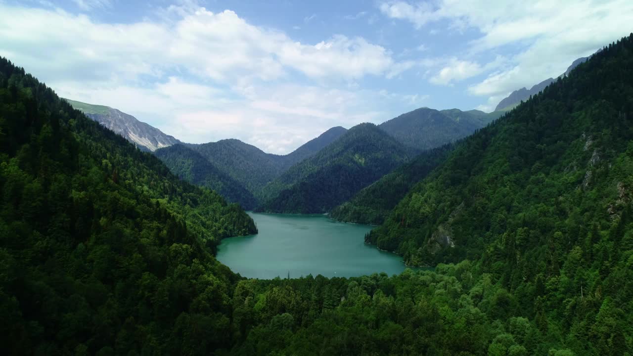 空中拍摄的美丽的高山湖丽察，俯瞰美丽的丽察湖在群山之间的国家公园，清澈的水，原始的自然。FullHD FHD视频素材