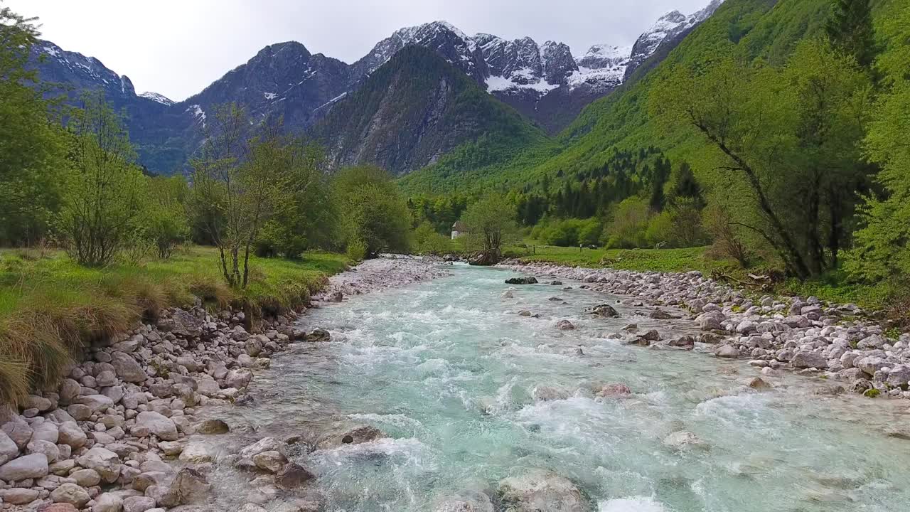 在斯洛文尼亚的春天飞越山区河流视频素材