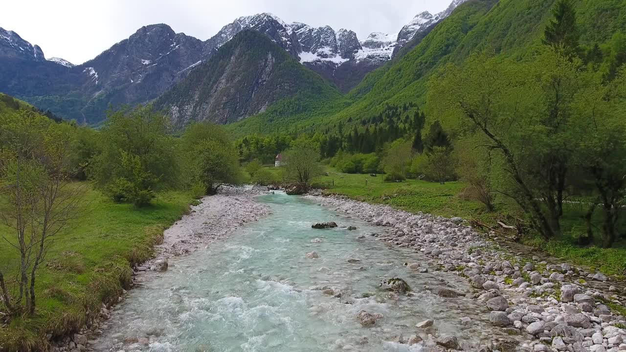 在斯洛文尼亚的春天飞越山区河流视频素材