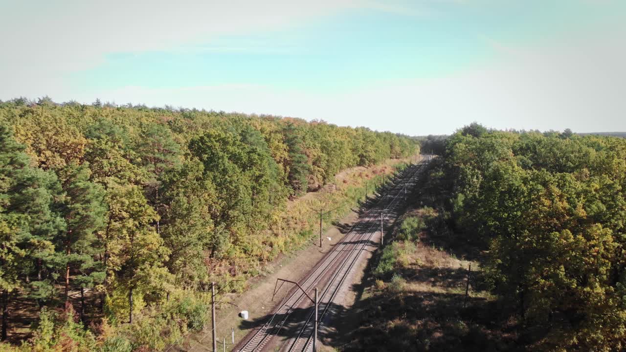 飞过森林中的铁路公路。空的铁路。货物运输的概念视频素材