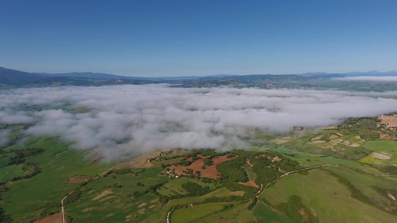 云雾笼罩在托斯卡纳山区的农田上视频素材