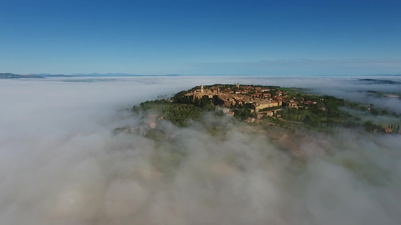 雾中山上的意大利古城。空中托斯卡纳视频素材