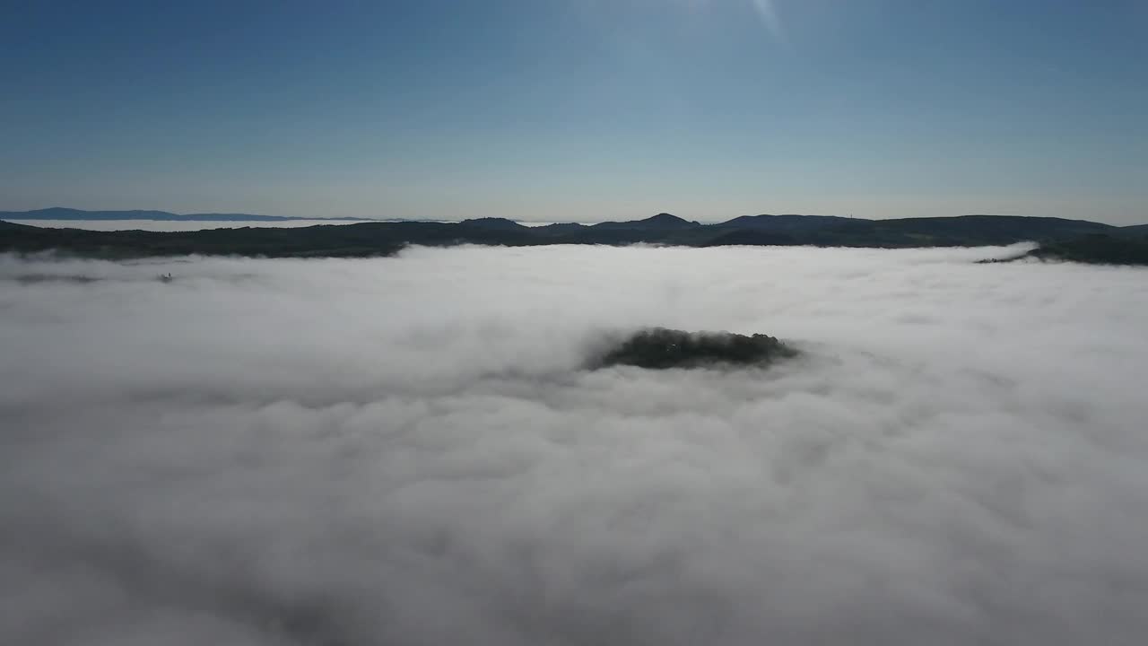 意大利托斯卡纳山区雾气弥漫。空中视频素材