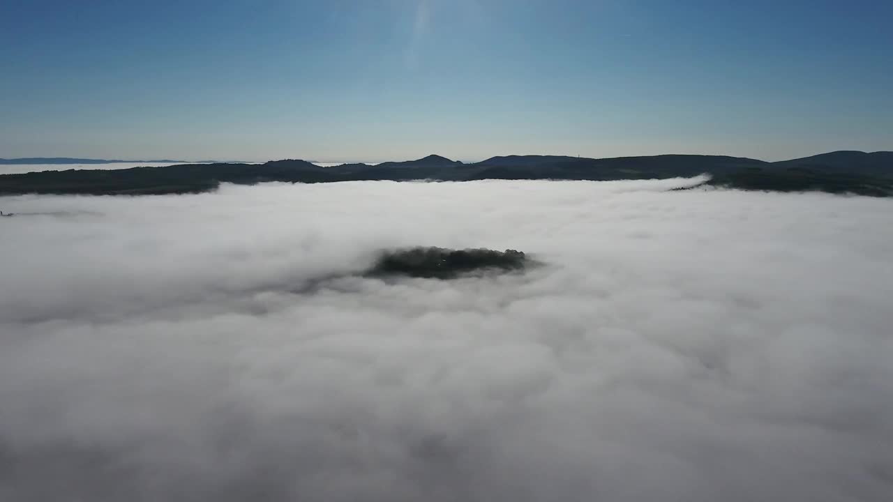 雾中山上的意大利古城。空中托斯卡纳视频素材