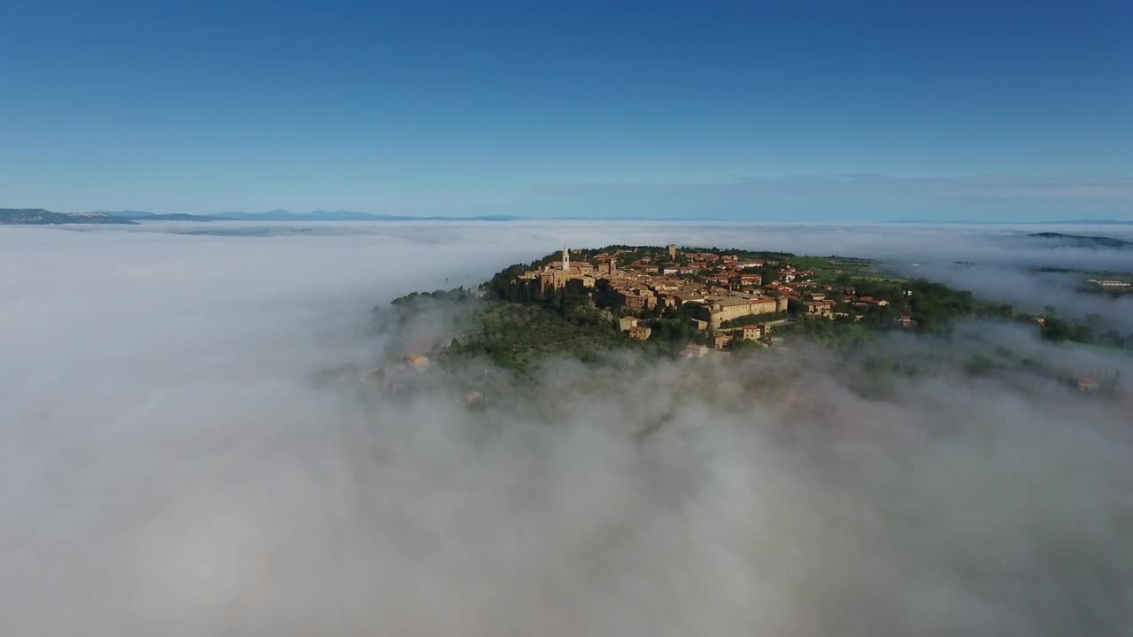 雾中山上的意大利古城。空中托斯卡纳视频素材