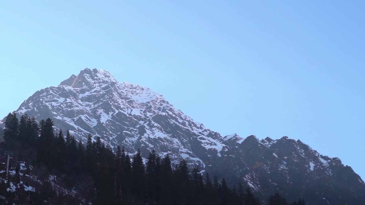 从印度喜马偕尔邦马纳里的索朗山谷看，山顶被雪覆盖视频素材