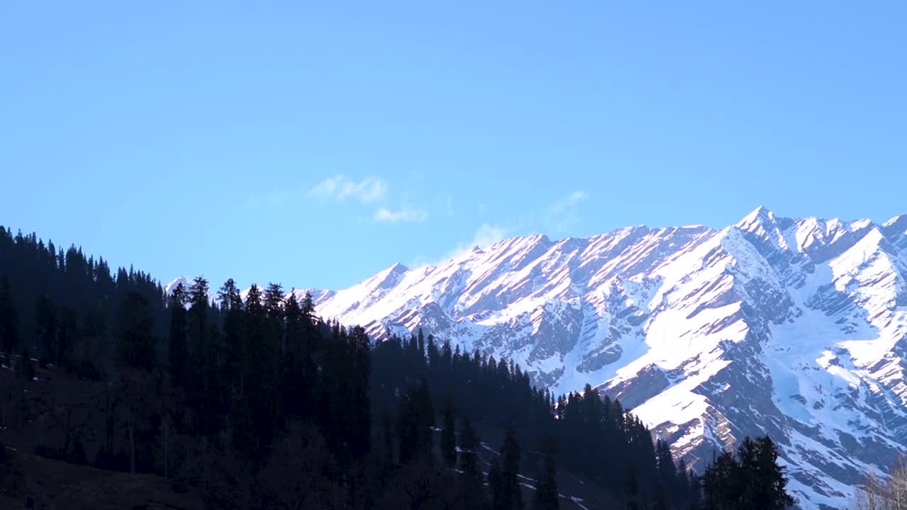 从印度喜马偕尔邦马纳里的索朗山谷看到的被雪覆盖的七姐妹峰视频素材