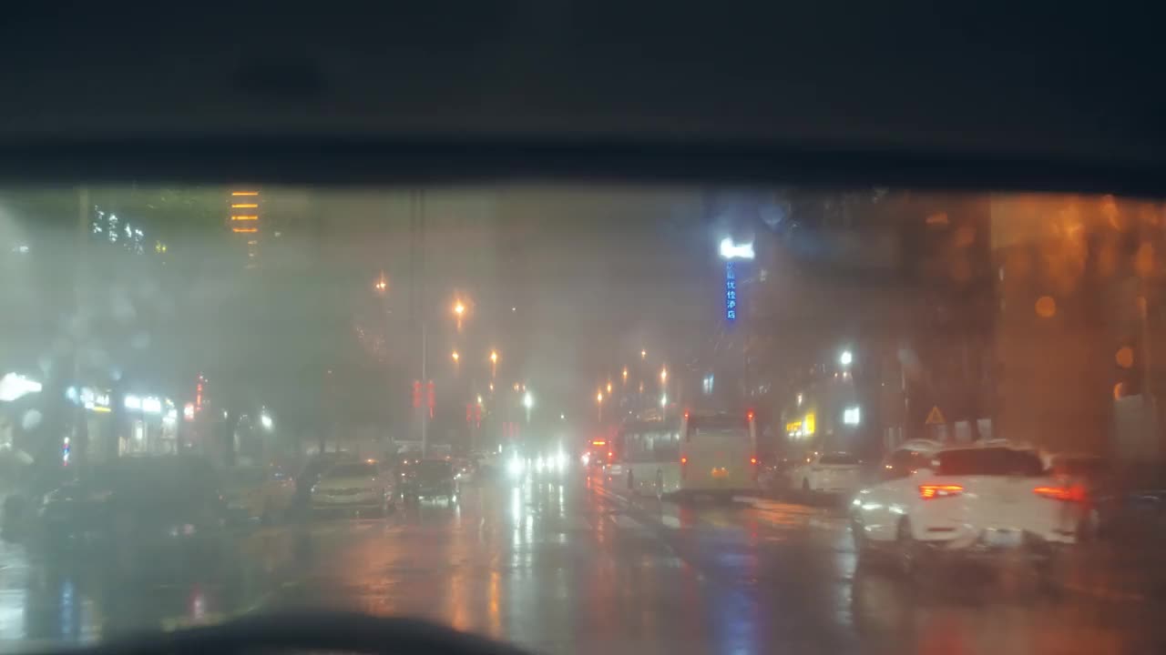 雨夜里，雨声穿过汽车的挡风玻璃视频素材