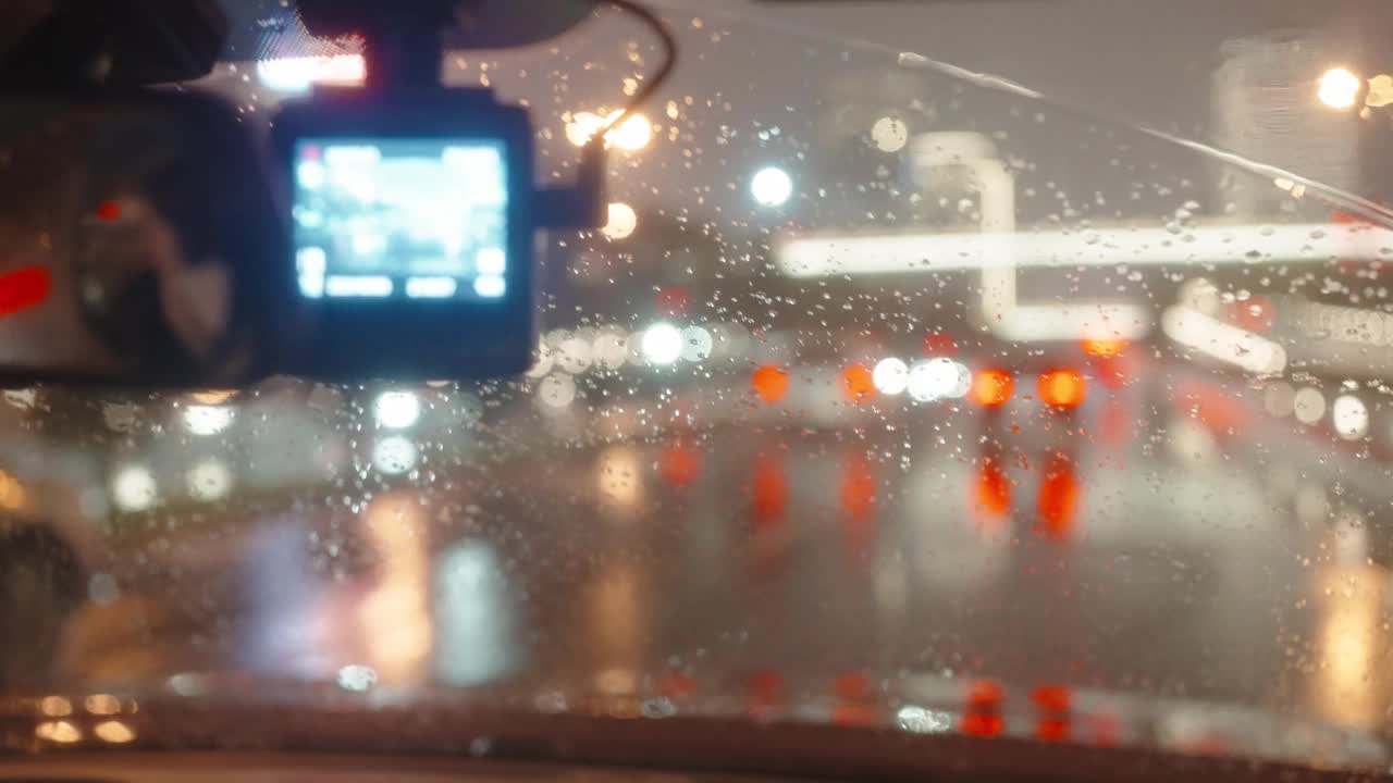 雨夜里，雨声穿过汽车的挡风玻璃视频素材