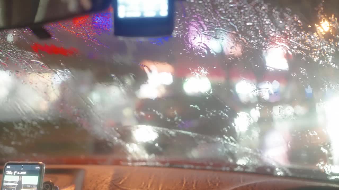 雨夜里，雨声穿过汽车的挡风玻璃视频素材