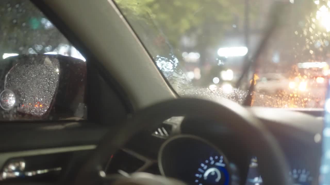 雨夜里，雨声穿过汽车的挡风玻璃视频素材