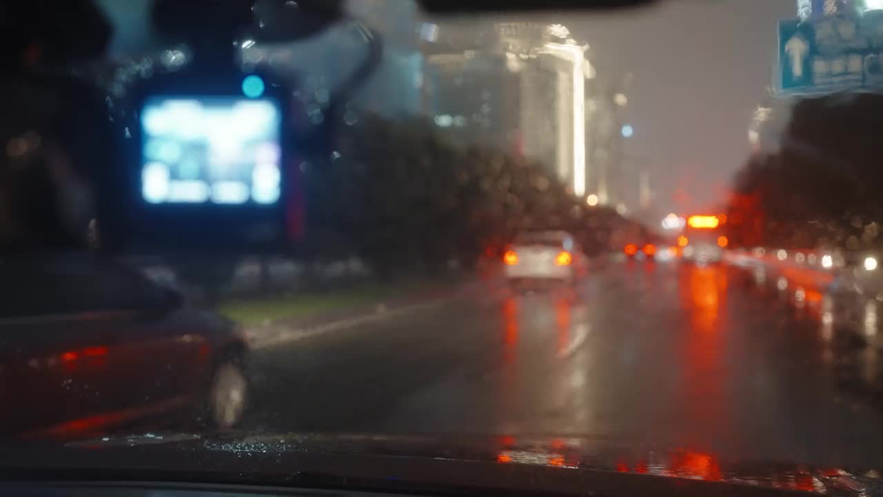 雨夜里，雨声穿过汽车的挡风玻璃视频素材