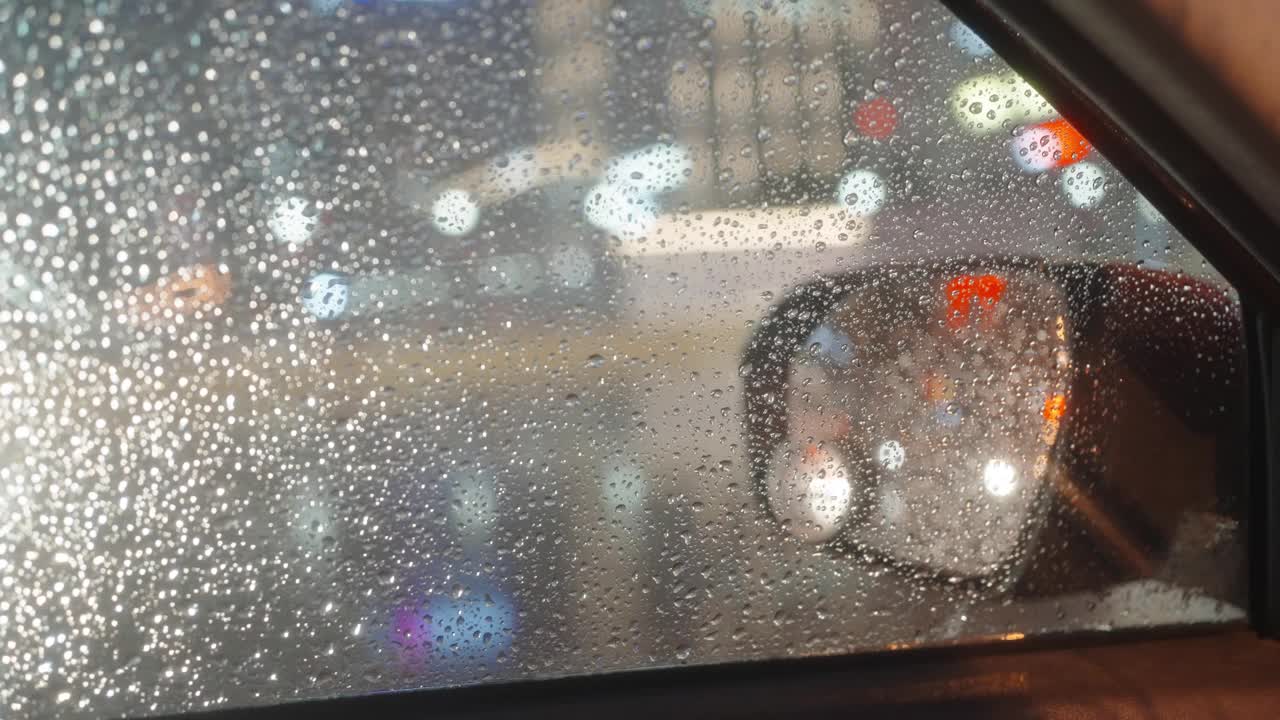 雨夜里，雨声穿过汽车的挡风玻璃视频素材