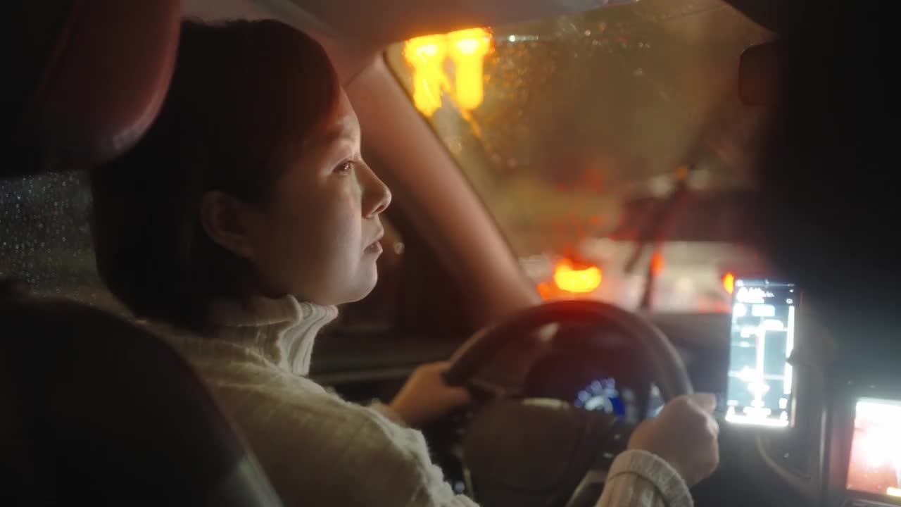 女人在雨夜开车视频素材