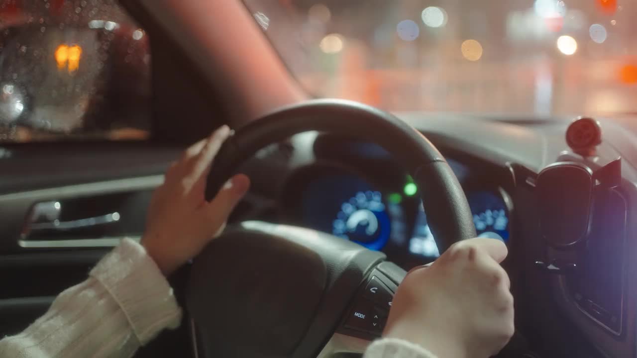 女人在雨夜开车视频素材